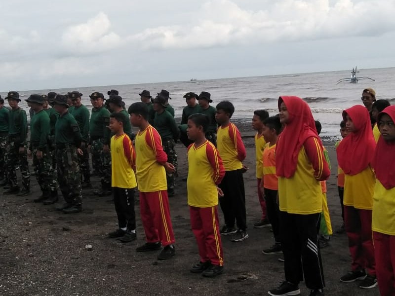 Kerja bakti membersihkan sampah di pantai