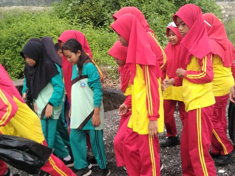 Kerja Bakti Membersihkan Sampah Di Tepi Pantai